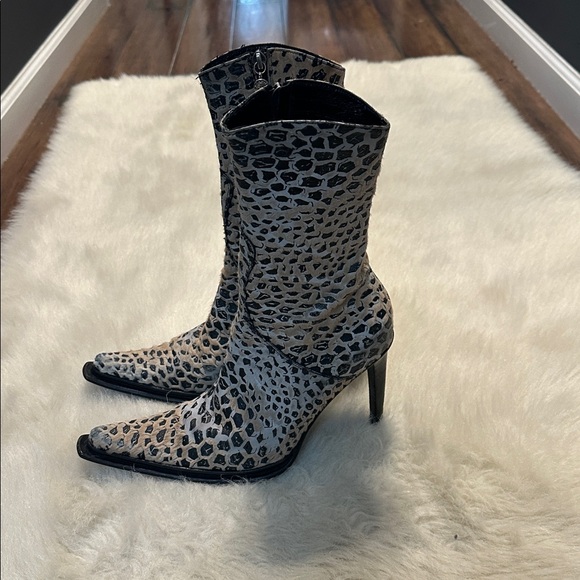 Elegant Leopard Print Heeled Boots - Picture 3 of 10